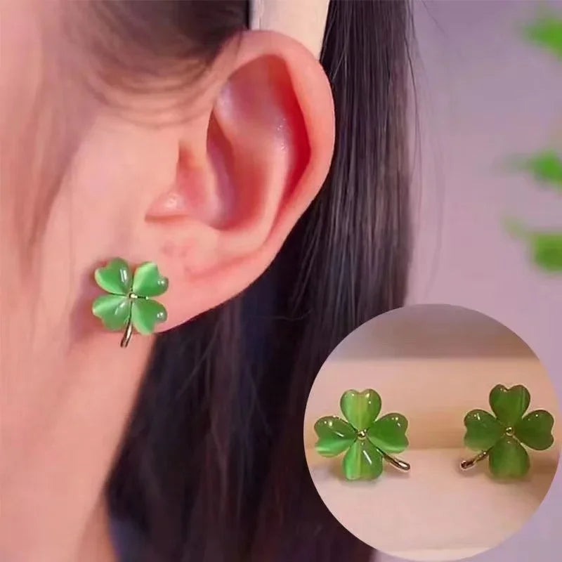 The new fashion four-leaf Clover earrings small exquisite earrings temperament