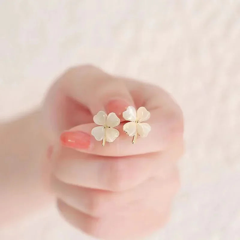 The new fashion four-leaf Clover earrings small exquisite earrings temperament