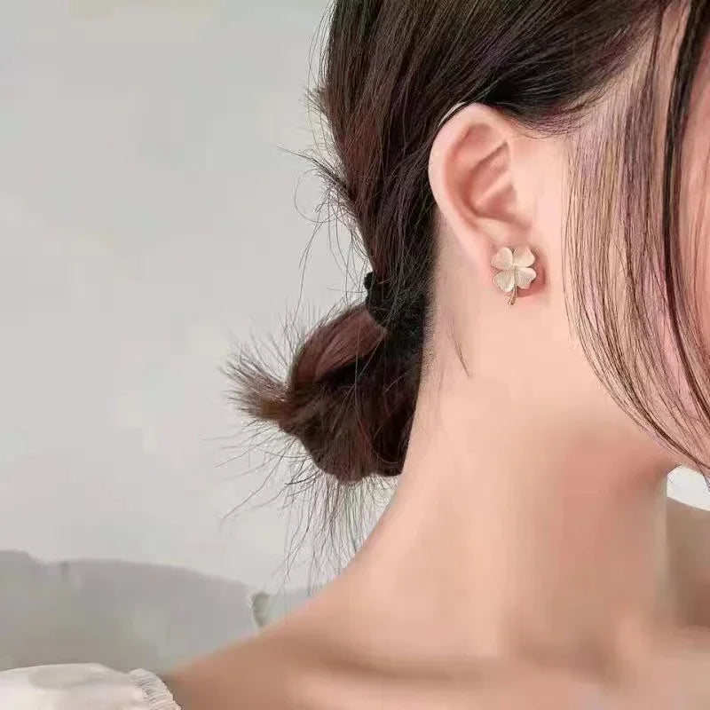The new fashion four-leaf Clover earrings small exquisite earrings temperament